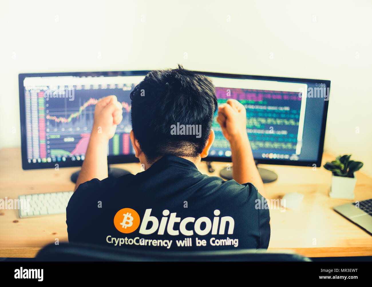 Successfully Men Earning Money With Bitcoin Cryptocurrency Computer - 